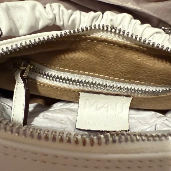 Manu Atelier Ruched Cylinder shoulder bag in white leather. - Picture 4 of 6